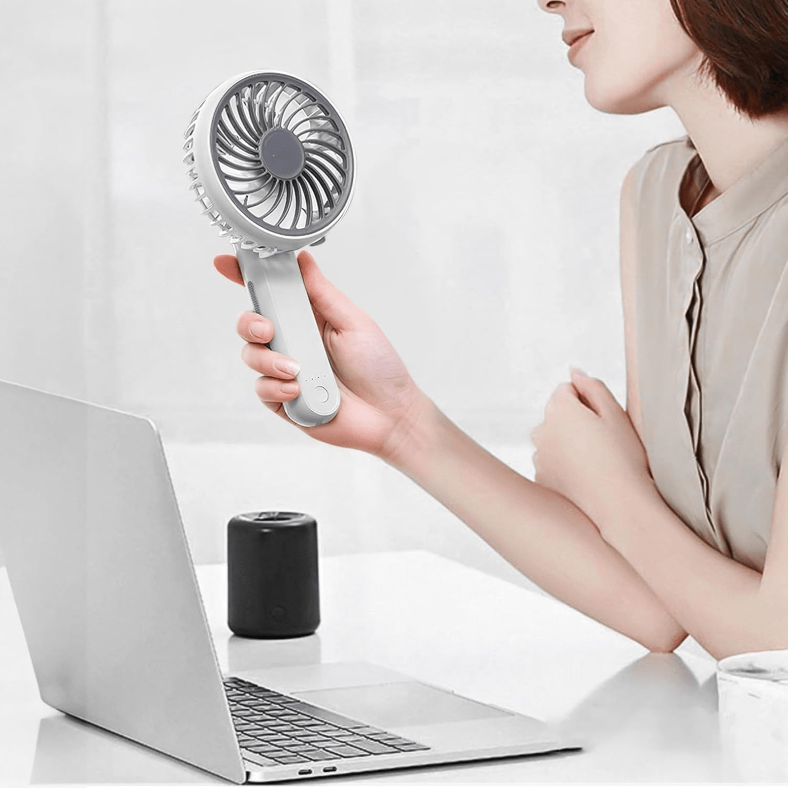 Ventilator portabil pliabil USB HASEPE, 3 viteze, rotire 180°, diametru 21 cm, autonomie 1,5–5 ore, compact si silentios, ideal pentru birou, plaja, calatorii, alb - HASEPE